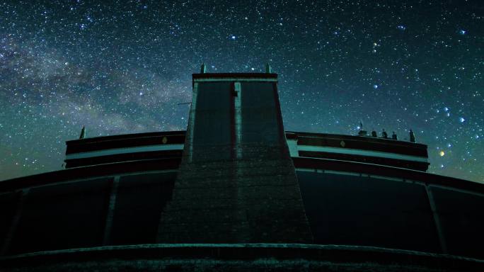 西藏日喀则萨迦寺星空