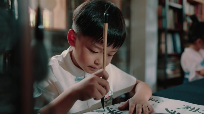 成都肖家河大师教孩子学习书法写毛笔字