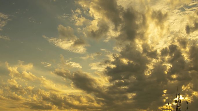 日出辉煌的天空