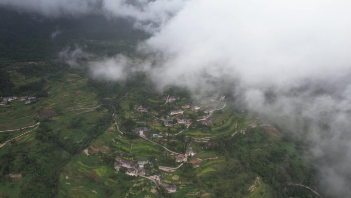 穿梭云层的航拍：云层下的小村庄