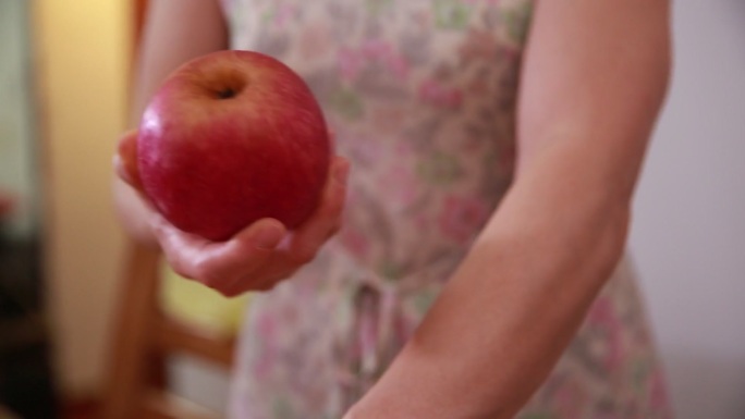 手里拿起一个苹果 (6)