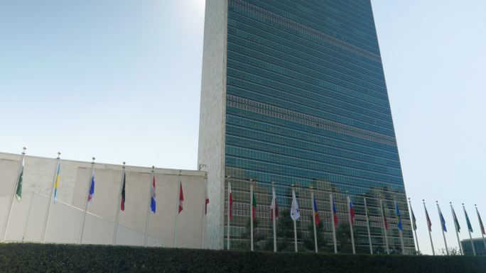 纽约联合国大楼外部的特写倾斜视图
