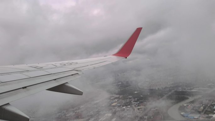 飞机在云雾中穿行