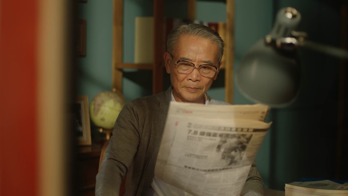 老人看报纸 看报回忆汶川地震