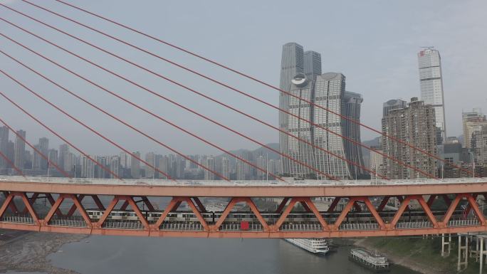 重庆长江大桥航拍轻轨驶过