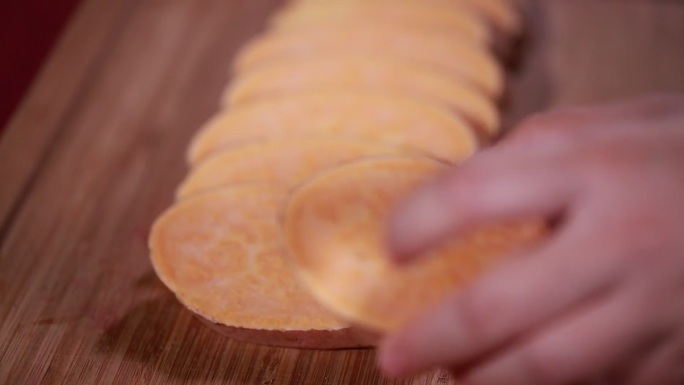 厨娘削地瓜皮切红薯片 (8)