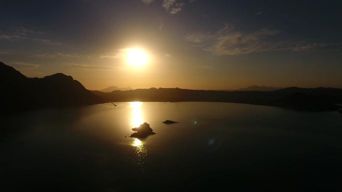 新疆唯美原创塔克拉玛干沙漠湖泊日出航拍