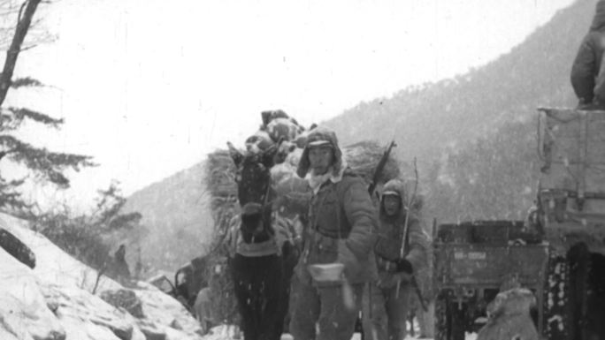 抗美援朝人民志愿军冒雪修路往前线运送物资
