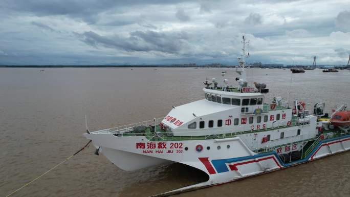 台风来临时海南儋州湾洋浦的中国捞救救援船