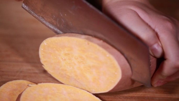 厨娘削地瓜皮切红薯片 (4)