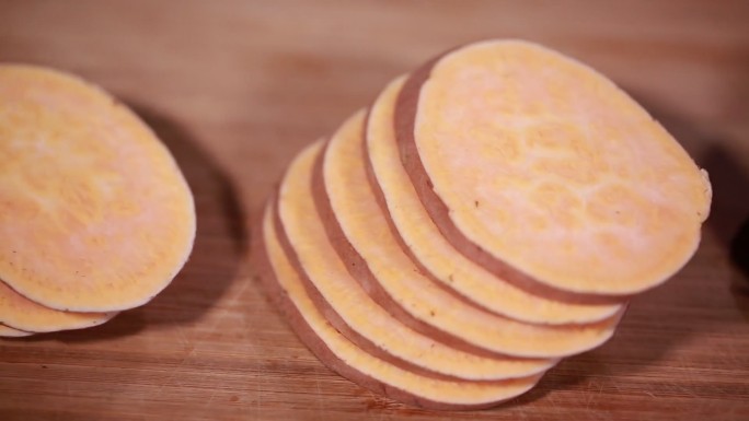 厨娘削地瓜皮切红薯片 (6)