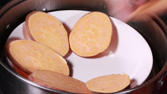 厨娘削地瓜皮切红薯片 (10)
