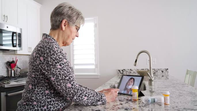 一位正在虚拟看病的老妇人