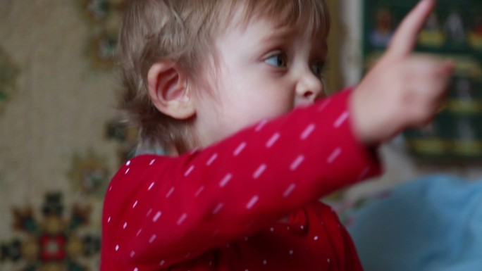 婴儿咀嚼饼干婴儿-人的年龄蓝眼睛指向