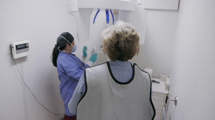 妇女在牙科诊所接受牙科X光检查