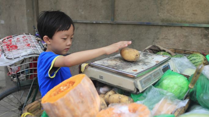 卖蔬菜的小男孩