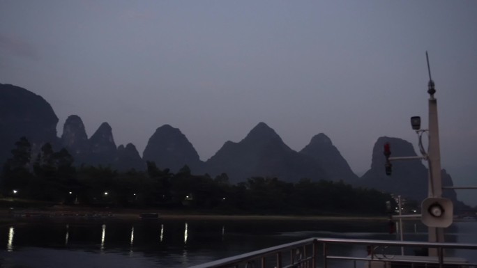 桂林阳朔漓江游船旅行傍晚山水风景