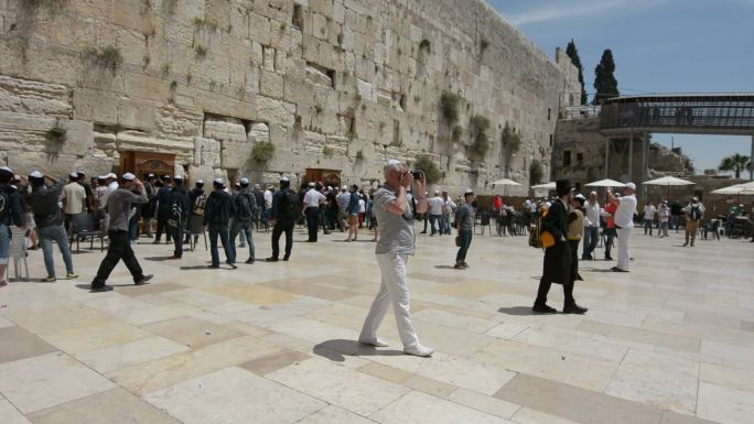 犹太男子在圣殿山的西墙祈祷。