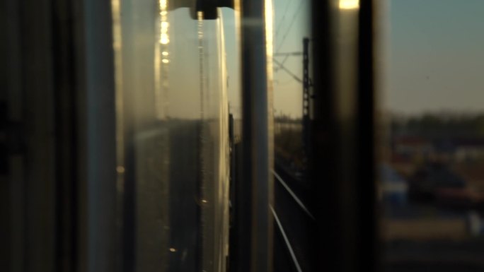 行驶中的火车从窗外拍摄风景