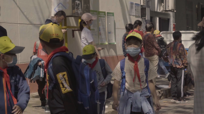 疫情小学学生放学上学戴口罩过马路接孩子
