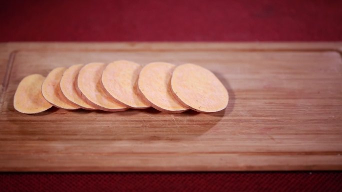 厨娘削地瓜皮切红薯片 (7)
