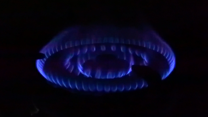 厨房燃气灶煤气灶燃烧点燃蓝色火焰升格