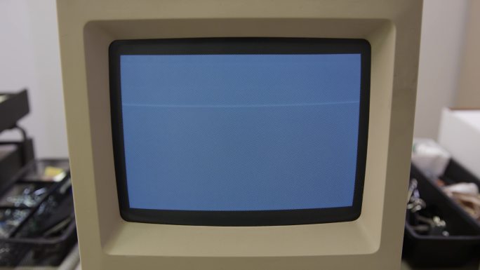 旧的经典电脑屏幕慢慢打开