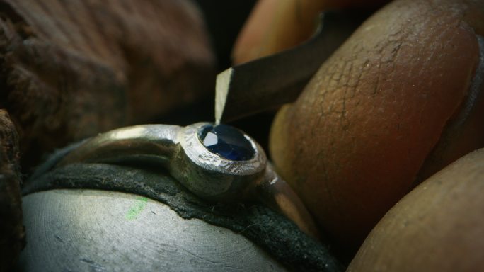 一枚手工制作的珠宝戒指