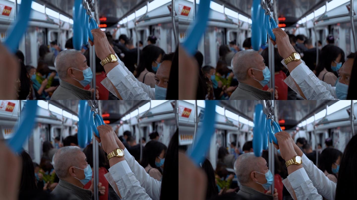地铁车厢戴金表手拉吊环的乘客出行