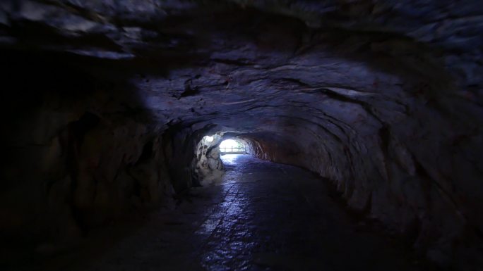 穿过山洞隧道