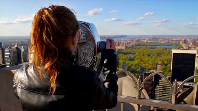 俯瞰中央公园的年轻女性游客