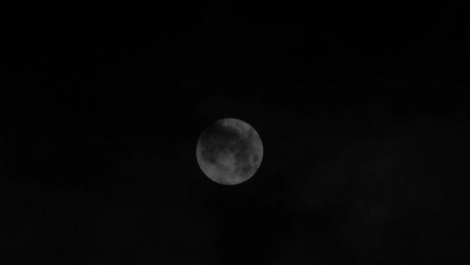 满月被云遮挡