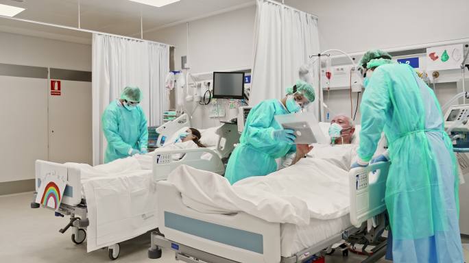 医护人员在ICU照顾患者的实时视频。