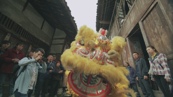 民间艺人在传统节日表演舞狮