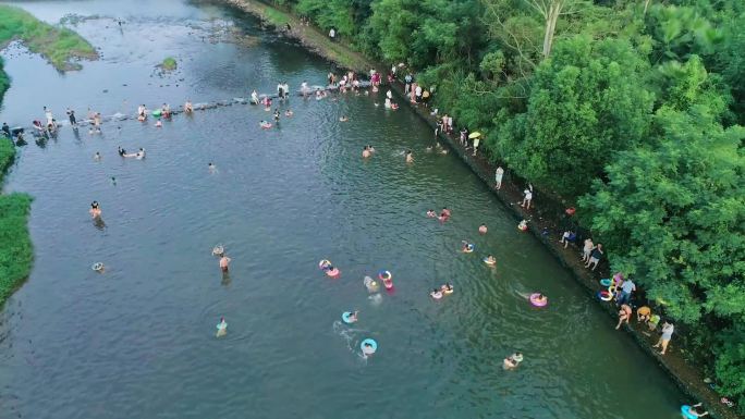 夏日人群河边玩水航拍+空境