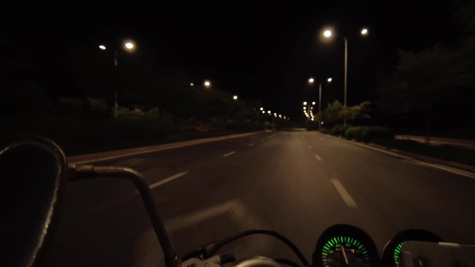 深夜公路路灯