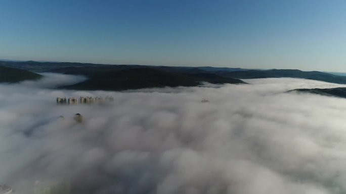 航拍云雾飘渺的山城