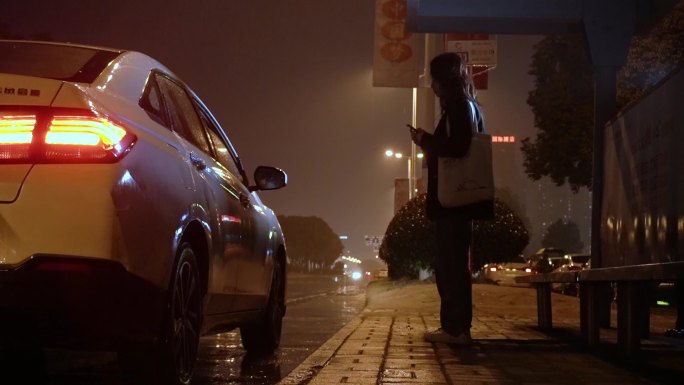 女子雨夜路边打出租车