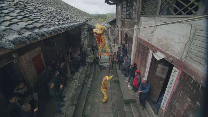 民间艺人在传统节日表演舞狮和喷火