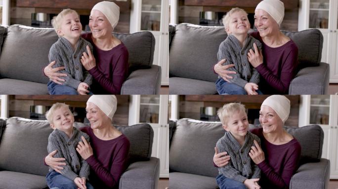 一位祖母与她的孙子依偎在沙发上。