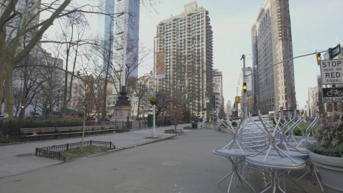 公共广场现在空无一人。