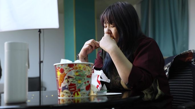 肥胖女子吃油炸食物