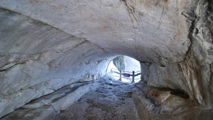 桂林象山穿过山洞隧道