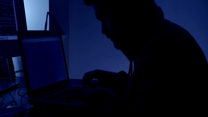 在黑暗中操作计算机的黑客