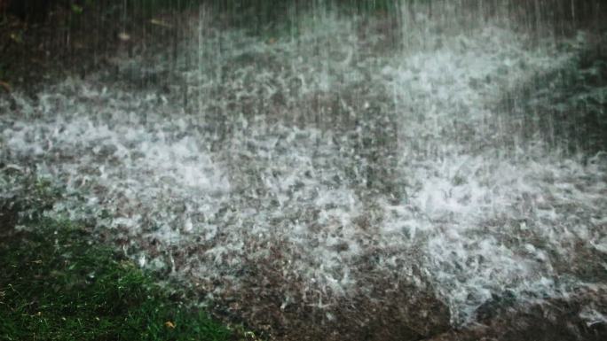 暴雨瀑布水滴