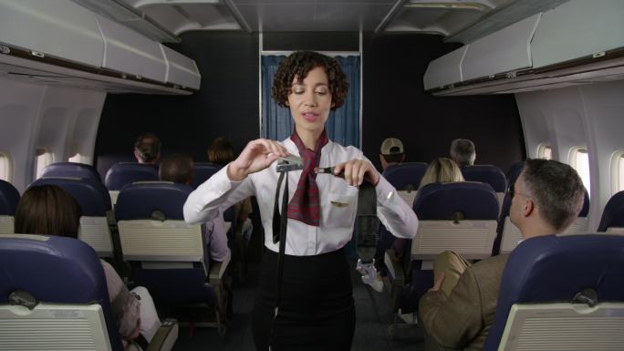 客机乘务员解释安全规则