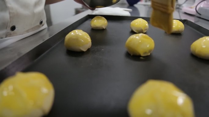 甜品师厨师烤箱烘焙蛋黄酥 (4)