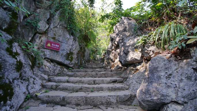 广西桂林象鼻山景区爬山登山古道山间小路