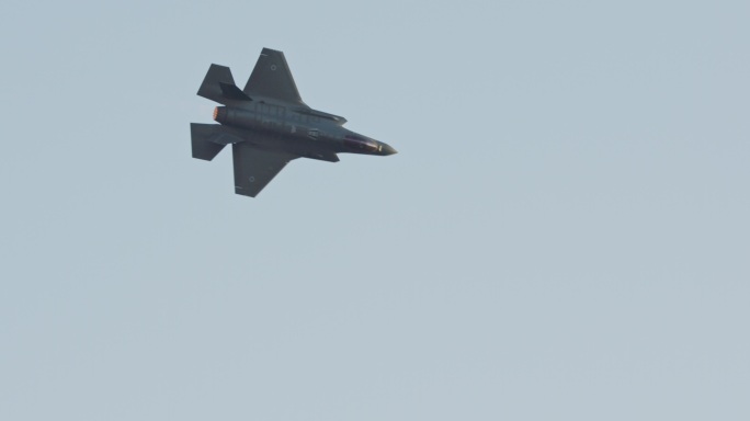 F-35隐形战斗机执行高速战斗机动