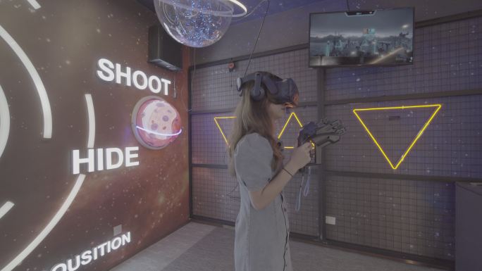 美女玩VR游戏虚拟现实沉浸式体验